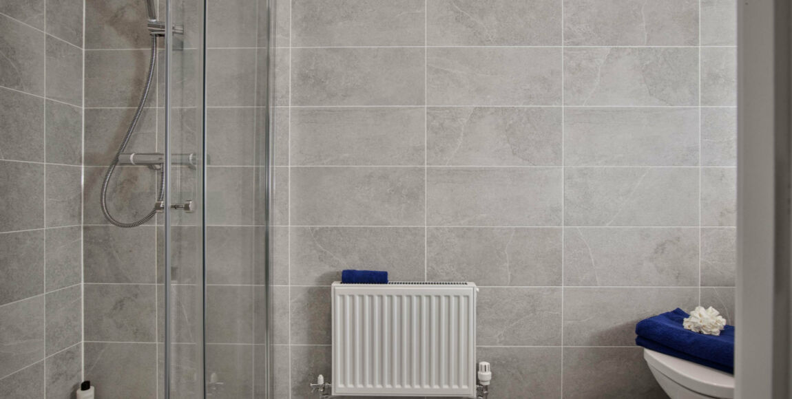 Crossways quarter shower